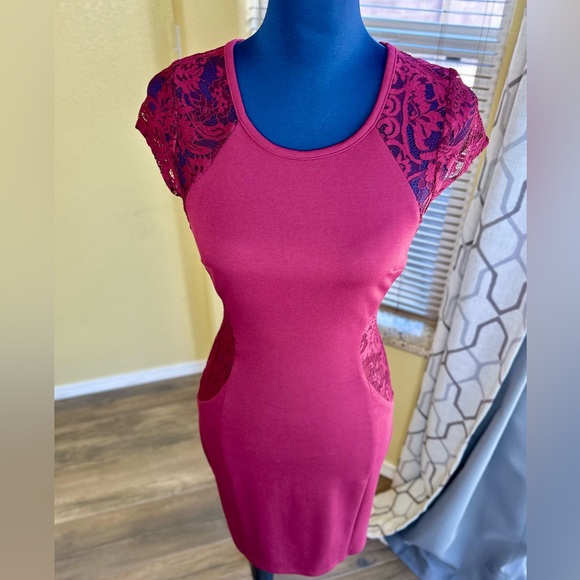 EUC Juniors' IZ Byer Wine Lace Bodycon Dress - Picture 6 of 15